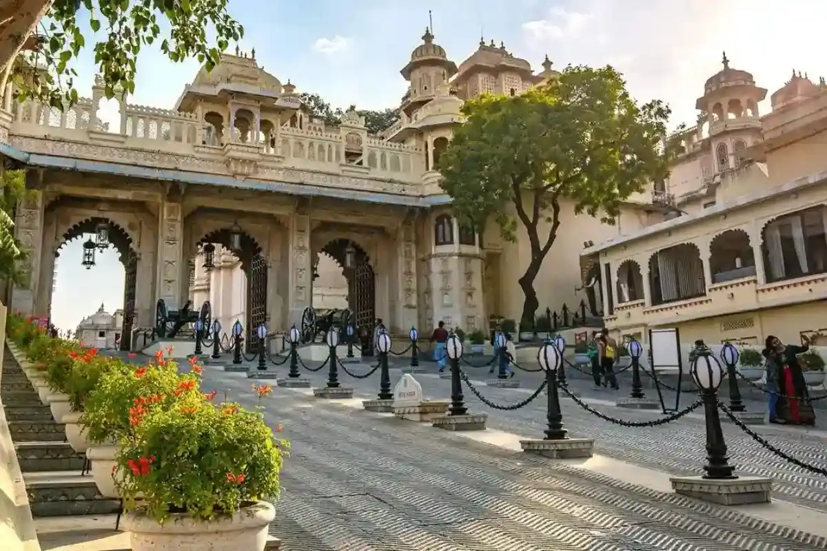 Explore Udaipur with the Best Taxi Services